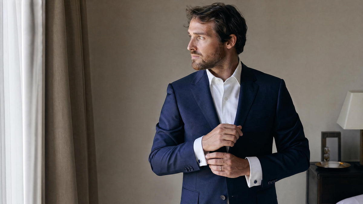 Homme en costume portant une chemise à boutons de manchette, vue lifestyle élégante. Bild